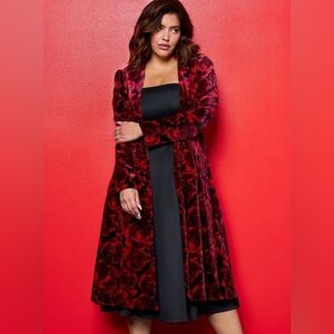 Betsey Johnson x Torrid Velvet Floral Coat
Torrid Size 4X- US Size 24-26 NEW💋
